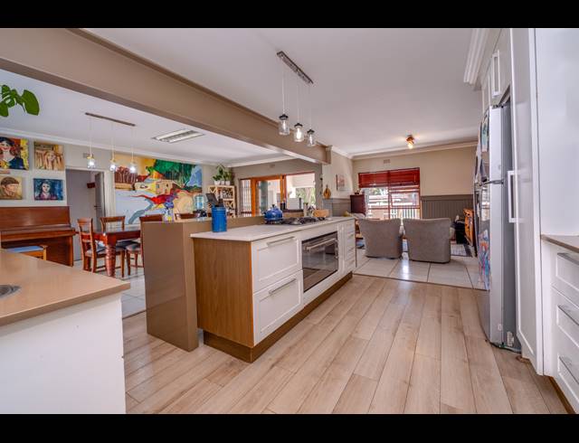 6 BEDROOM HOUSE FOR SALE IN ROBIN HILLS